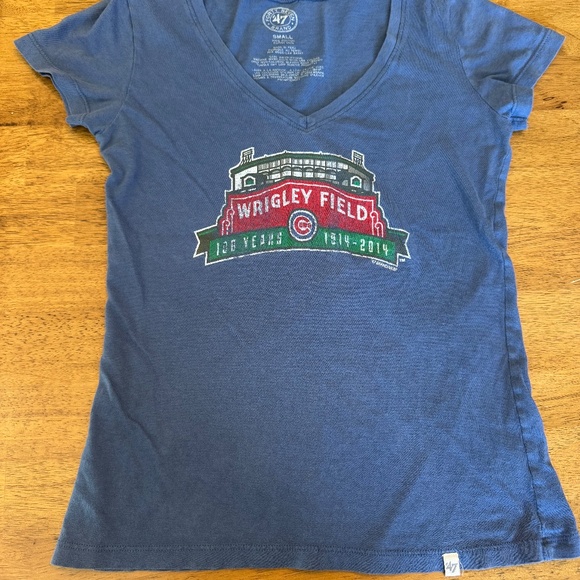 '47 Brand Women's Chicago Cubs Wrigley Field V-Neck Shirt - S - Picture 2 of 4